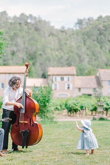 Cordes Nomades double bass player performing for a child during an outdoor wedding cocktail