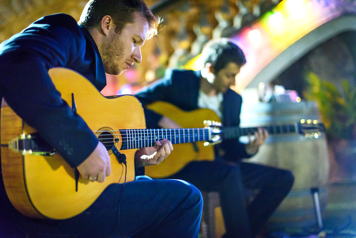 Cordes Nomades guitar duo performing at an evening wedding reception near Avignon