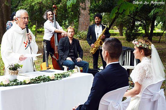 Bride and groom seated during their wedding ceremony with Cordes Nomades performing live in Provence
